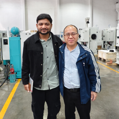U Cliente Indianu Visita HAIFEI Per a Revisione di l'equipaggiu di saldatura